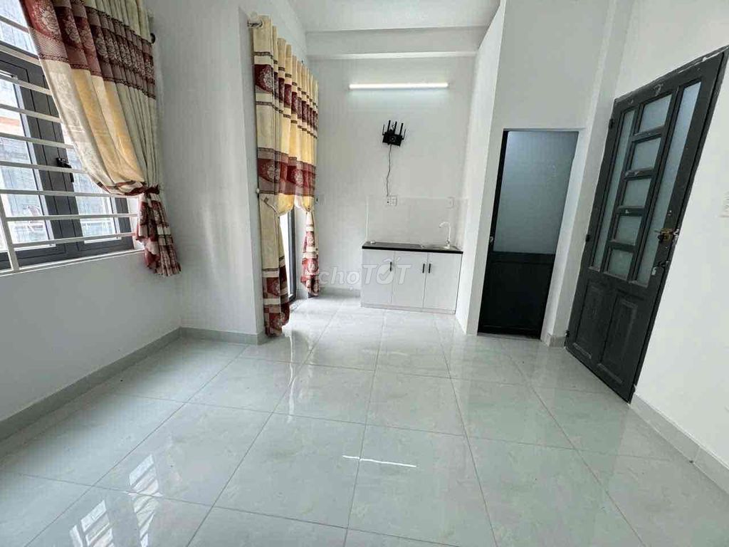Rent the right-wing balcony room near Lang University.