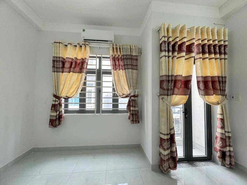 Rent the right-wing balcony room near Lang University.
