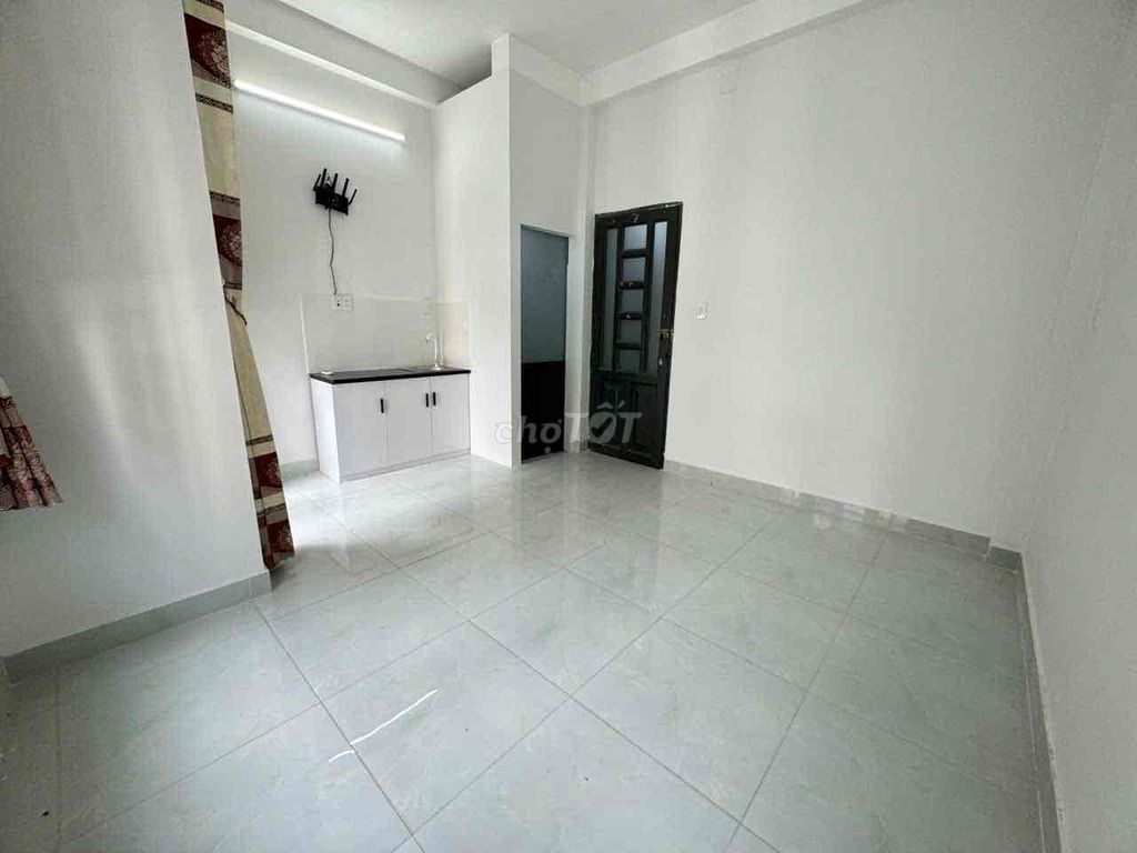 Rent the right-wing balcony room near Lang University.