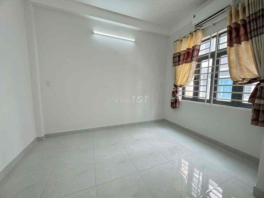 Rent the right-wing balcony room near Lang University.