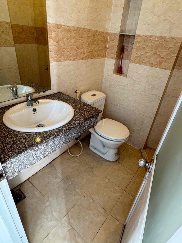Rent the entire floor 1 - 2 bedroom - 4 balcony - 1 toilet