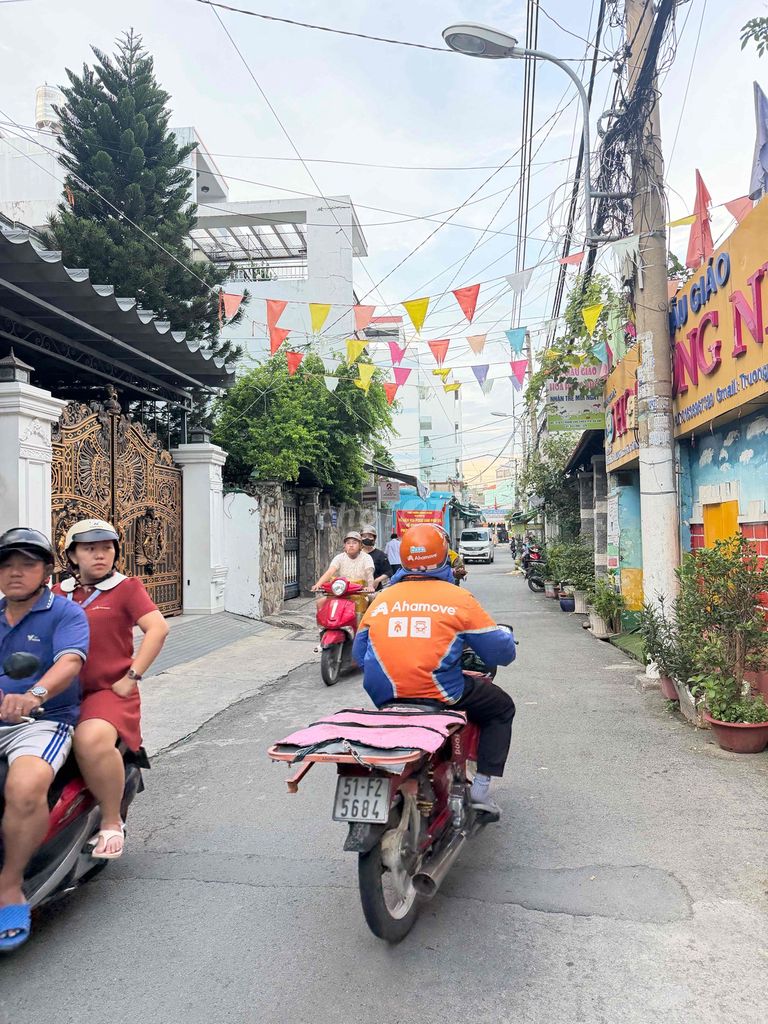The Phạm Văn Chiêu Banking Hall has a guard. An 8 million toilet.