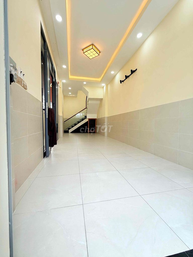 Rent a new three-story corner.