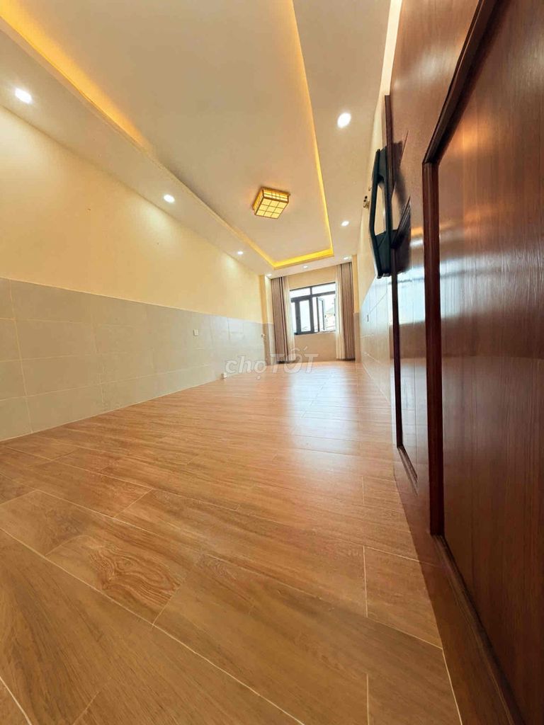 Rent a new three-story corner.