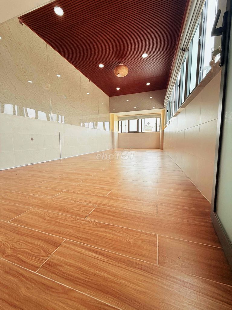 Rent a new three-story corner.