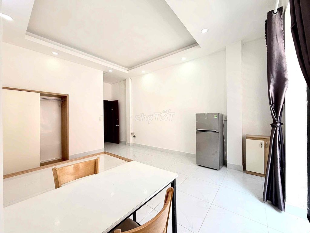 Rent a publicist's balcony studio in the third quarter right next to the Emperor's.