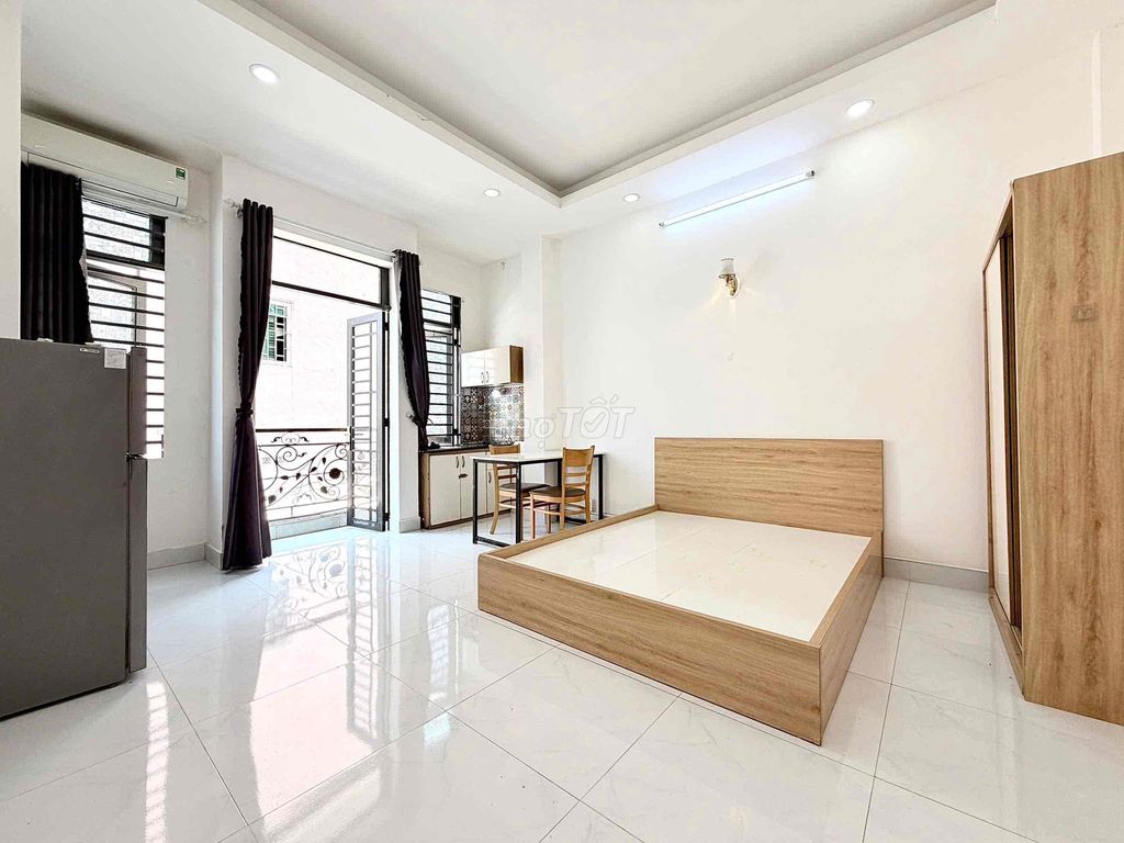 Rent a publicist's balcony studio in the third quarter right next to the Emperor's.