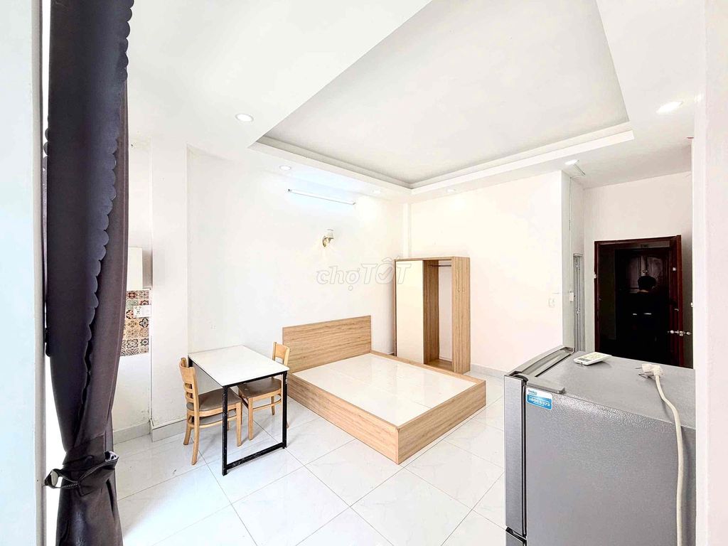Rent a publicist's balcony studio in the third quarter right next to the Emperor's.