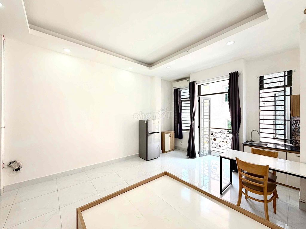 Rent a publicist's balcony studio in the third quarter right next to the Emperor's.