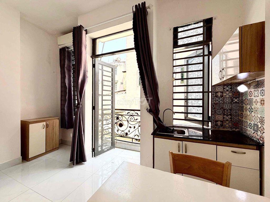 Rent a publicist's balcony studio in the third quarter right next to the Emperor's.