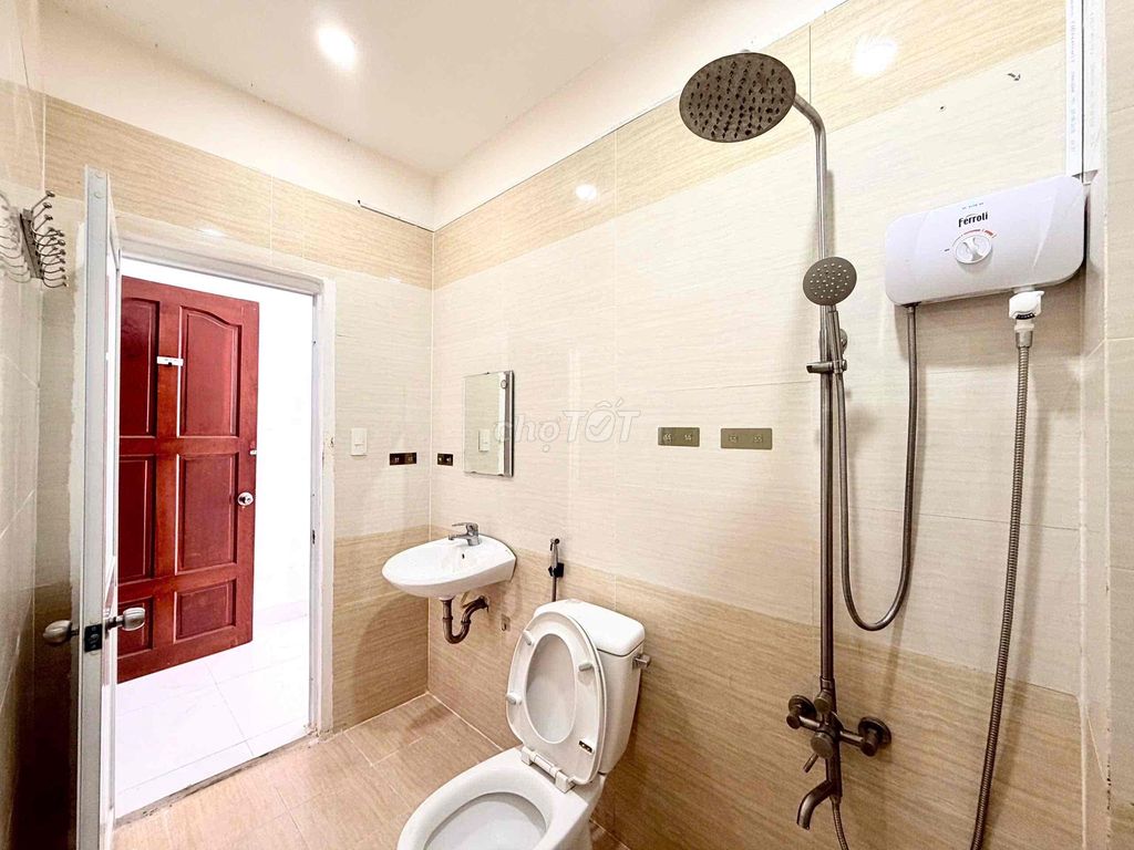 Rent a publicist's balcony studio in the third quarter right next to the Emperor's.