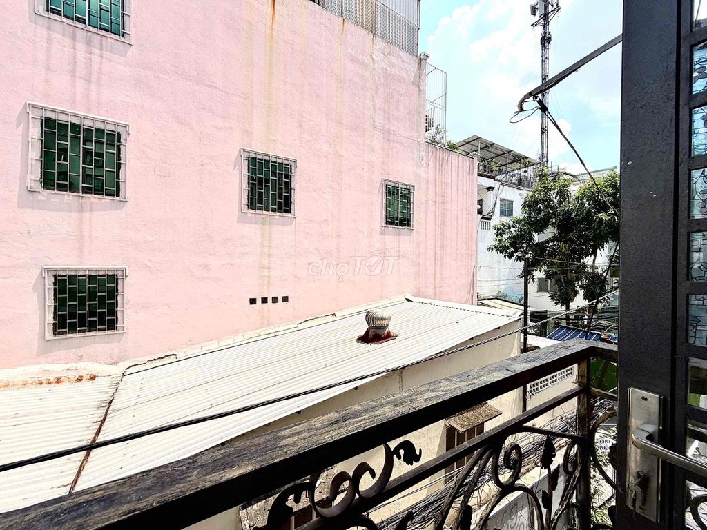 Rent a publicist's balcony studio in the third quarter right next to the Emperor's.