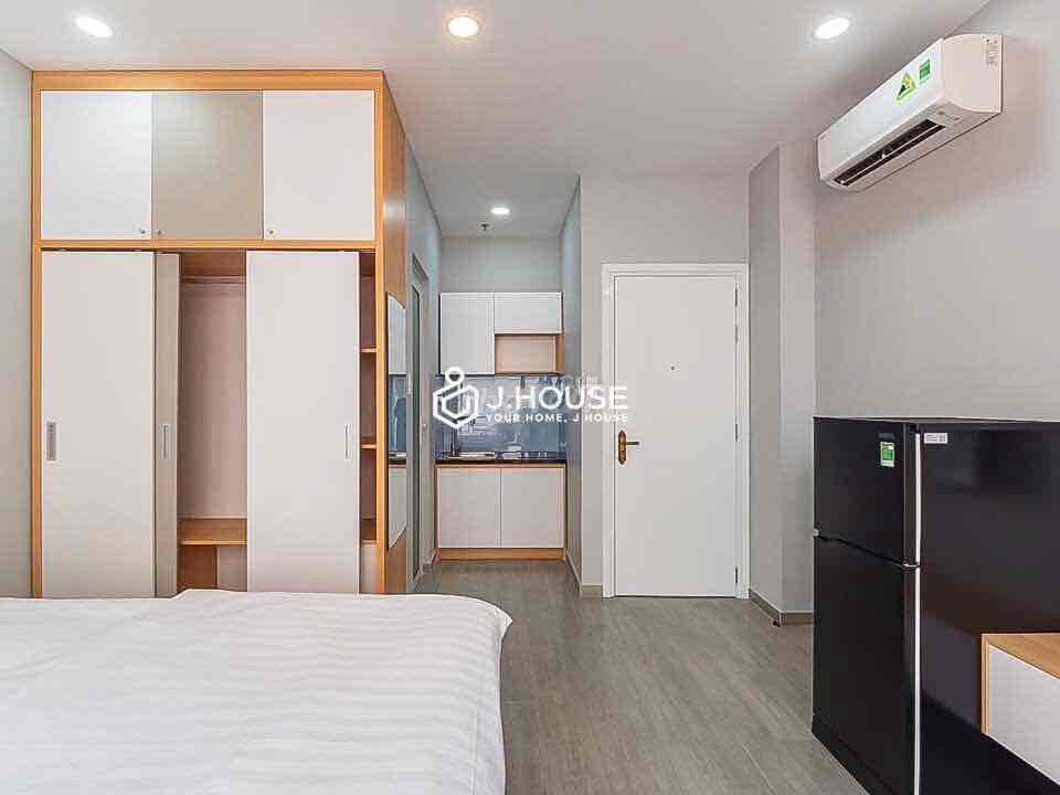 The L.A. balcony studio is located in the most modern airport in Tân Bình.