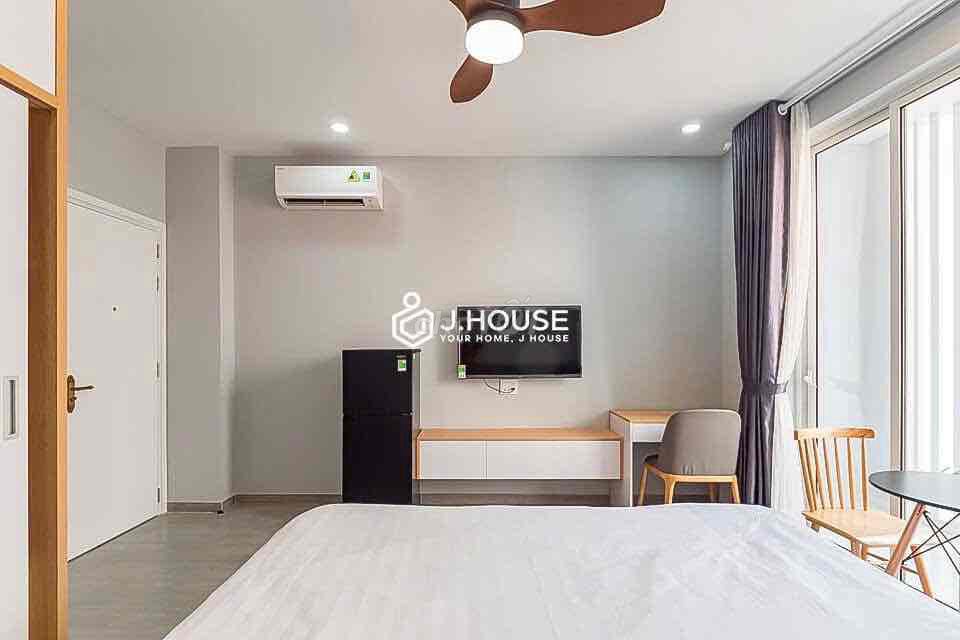 The L.A. balcony studio is located in the most modern airport in Tân Bình.