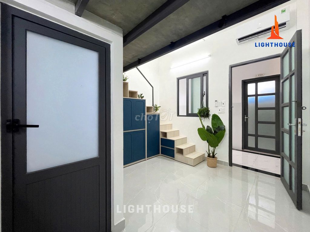 The whole positive interior is clean, secure - elevator