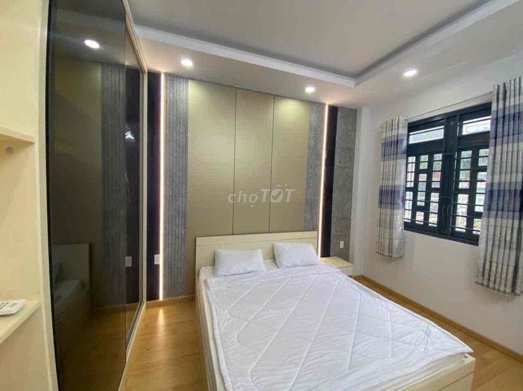 Rent a balcony studio full of new furniture 100% downtown.