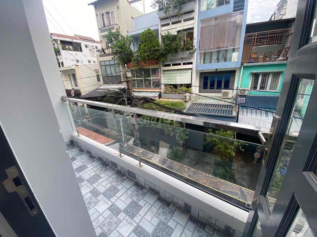Rent a balcony studio full of new furniture 100% downtown.