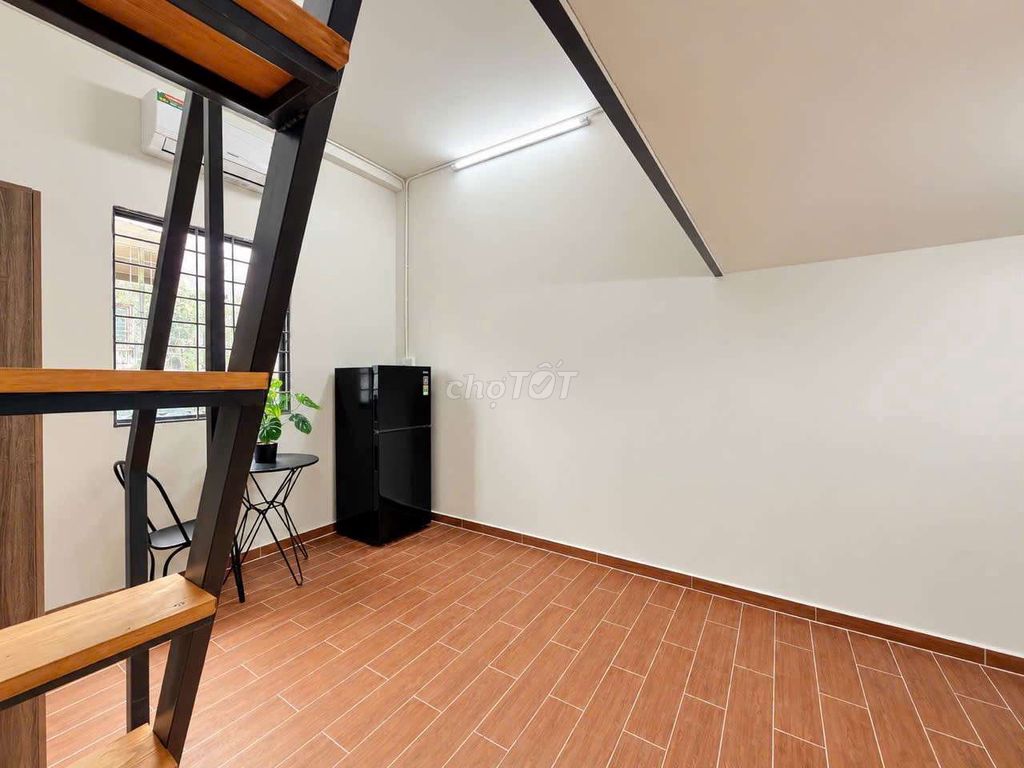Dropped by 1 million -- renting a large, cheap window room in District 12 garden.
