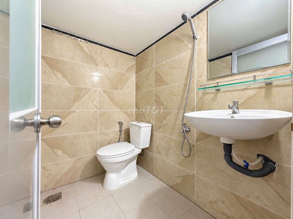 Dropped by 1 million -- renting a large, cheap window room in District 12 garden.