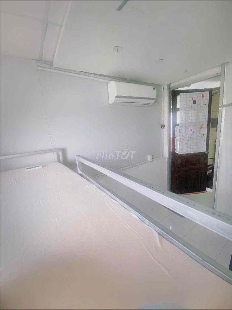 The mini 1.7 million hotel room is standing in air-scold air shelves.