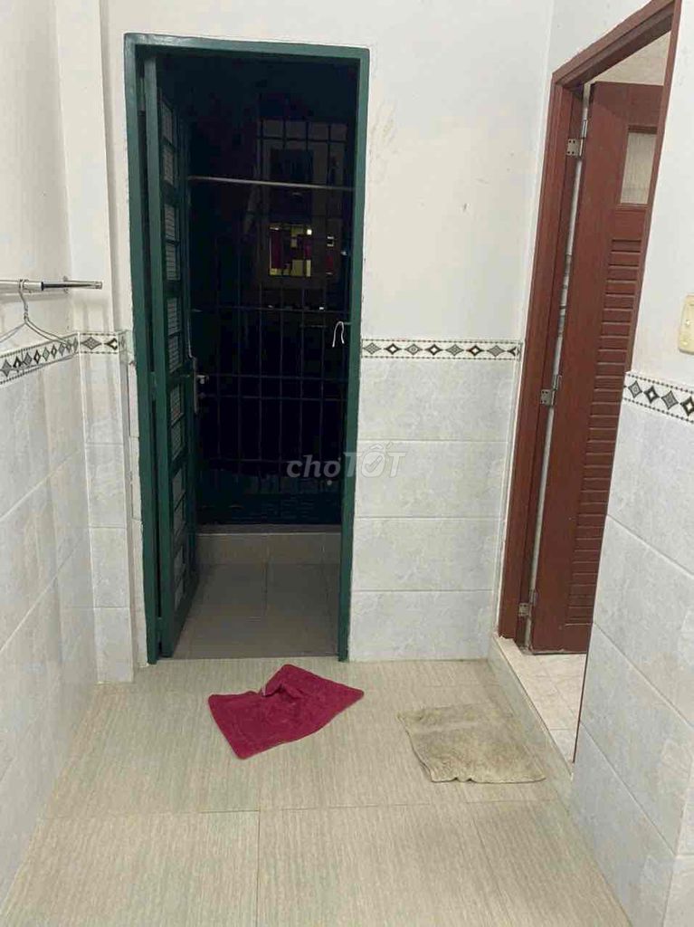 Rent three floors as a house service 15th street front at the New Turtle's Market