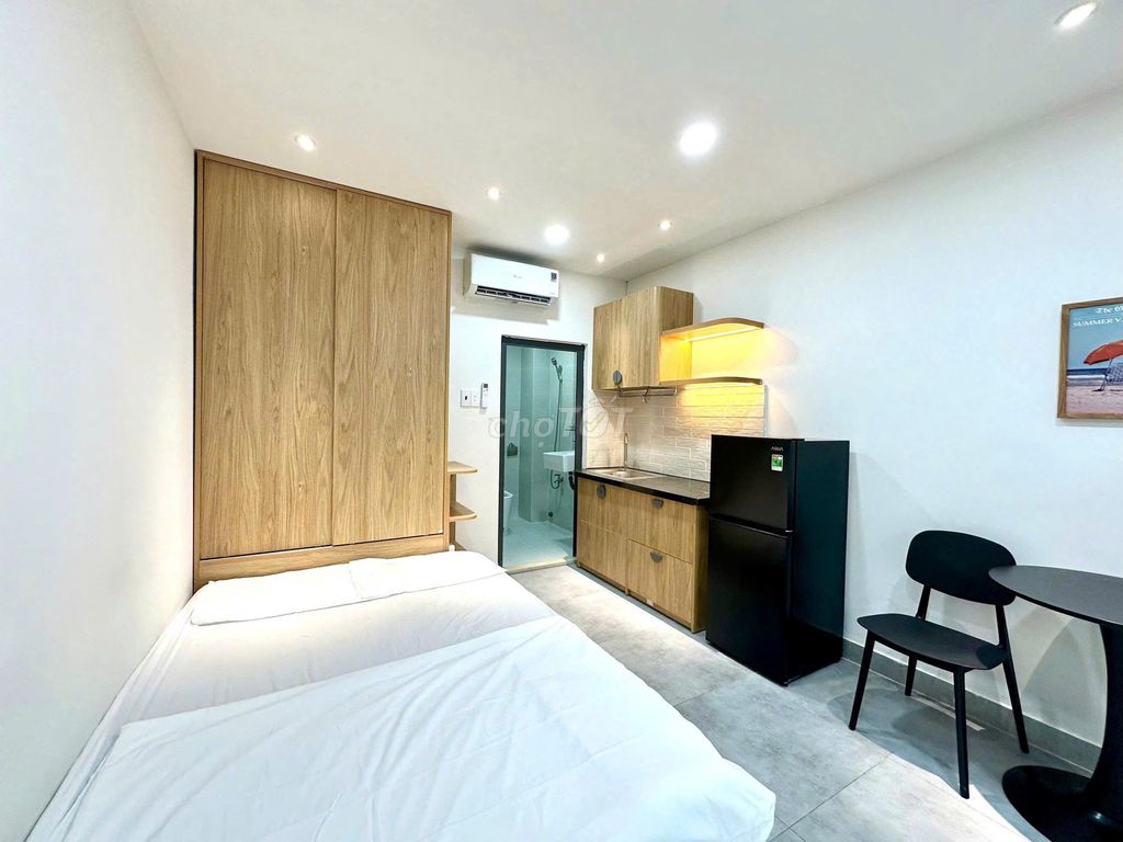 It's the owner who rents the studio full interior right down to 4 good Lạc Long Quân.