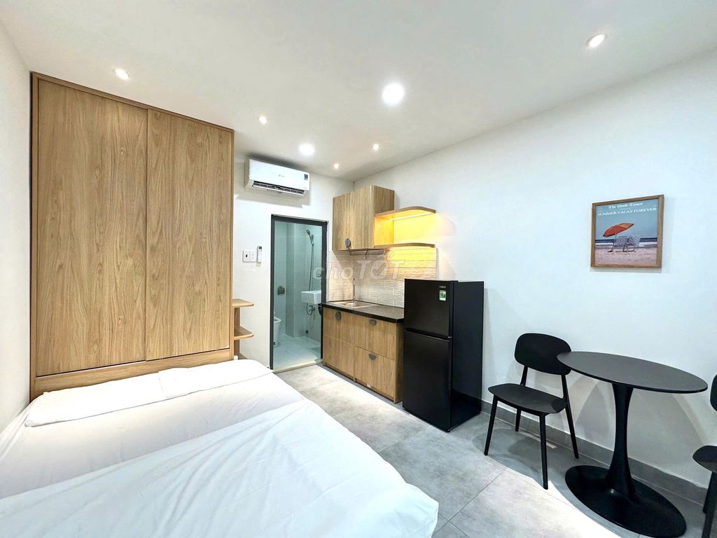 It's the owner who rents the studio full interior right down to 4 good Lạc Long Quân.