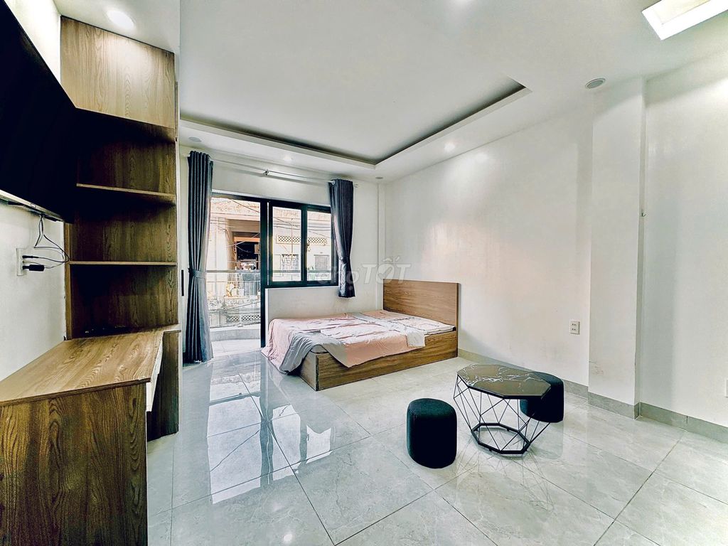 The studio - a bedroom right near the corner of the blue line, the empty park.