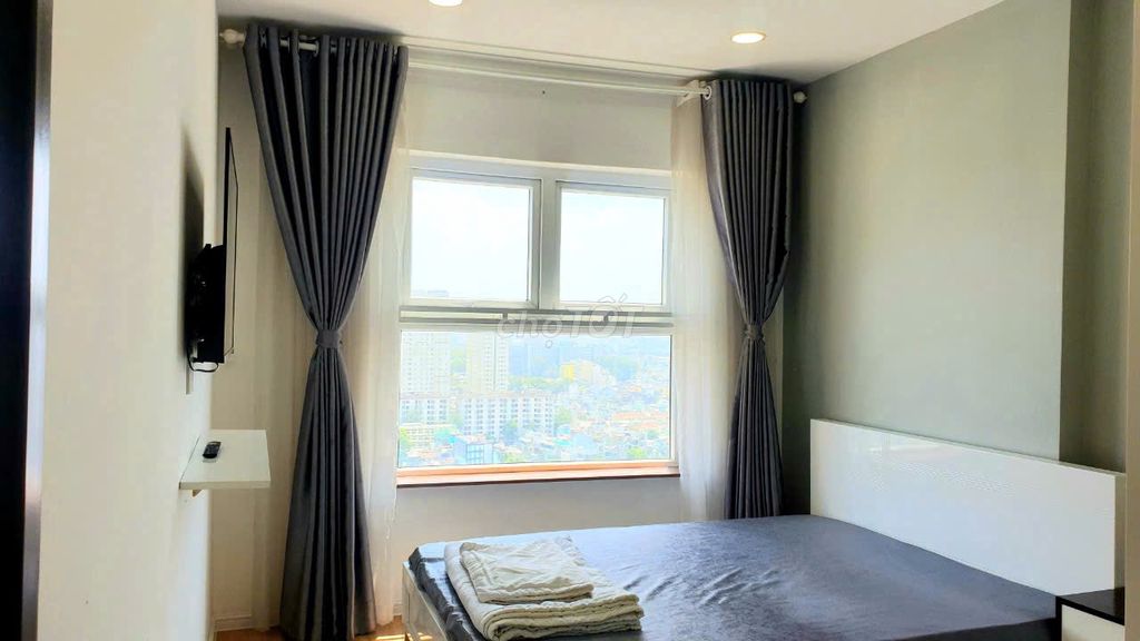 Rent in Shun Vietnam, 319 Li Lis, District 11, area 100 meters, two bedrooms.
