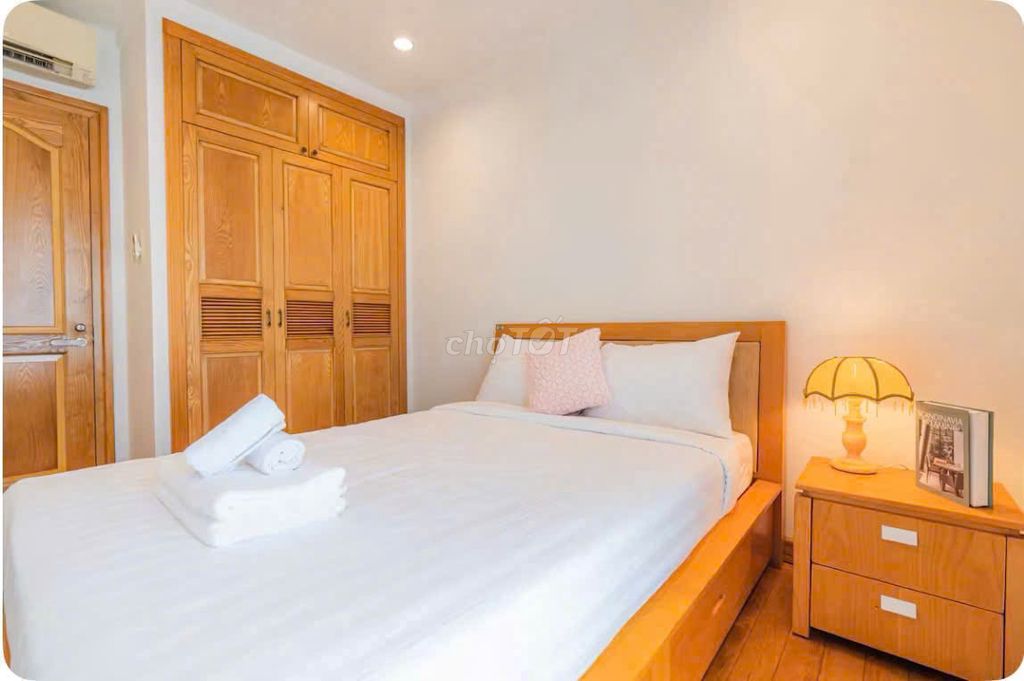 Rent in Shun Vietnam, 319 Li Lis, District 11, area 100 meters, two bedrooms.
