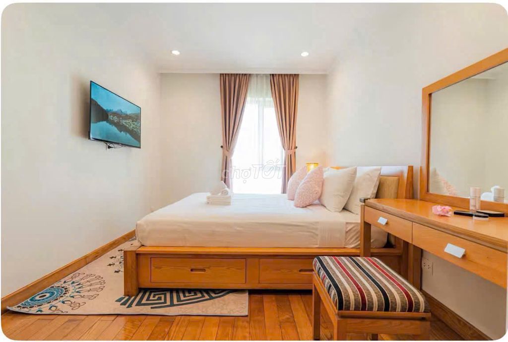 Rent in Shun Vietnam, 319 Li Lis, District 11, area 100 meters, two bedrooms.