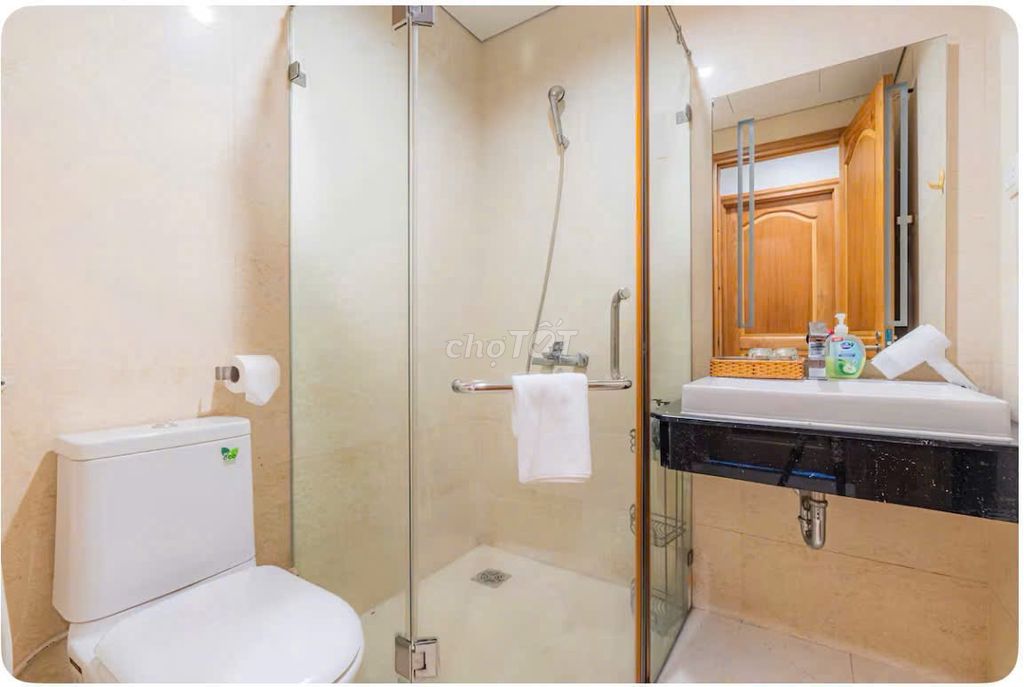 Rent in Shun Vietnam, 319 Li Lis, District 11, area 100 meters, two bedrooms.
