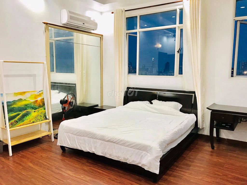 It's the owner of renting the 180 M2. (4 bedroom - 3 toilets) central plaza