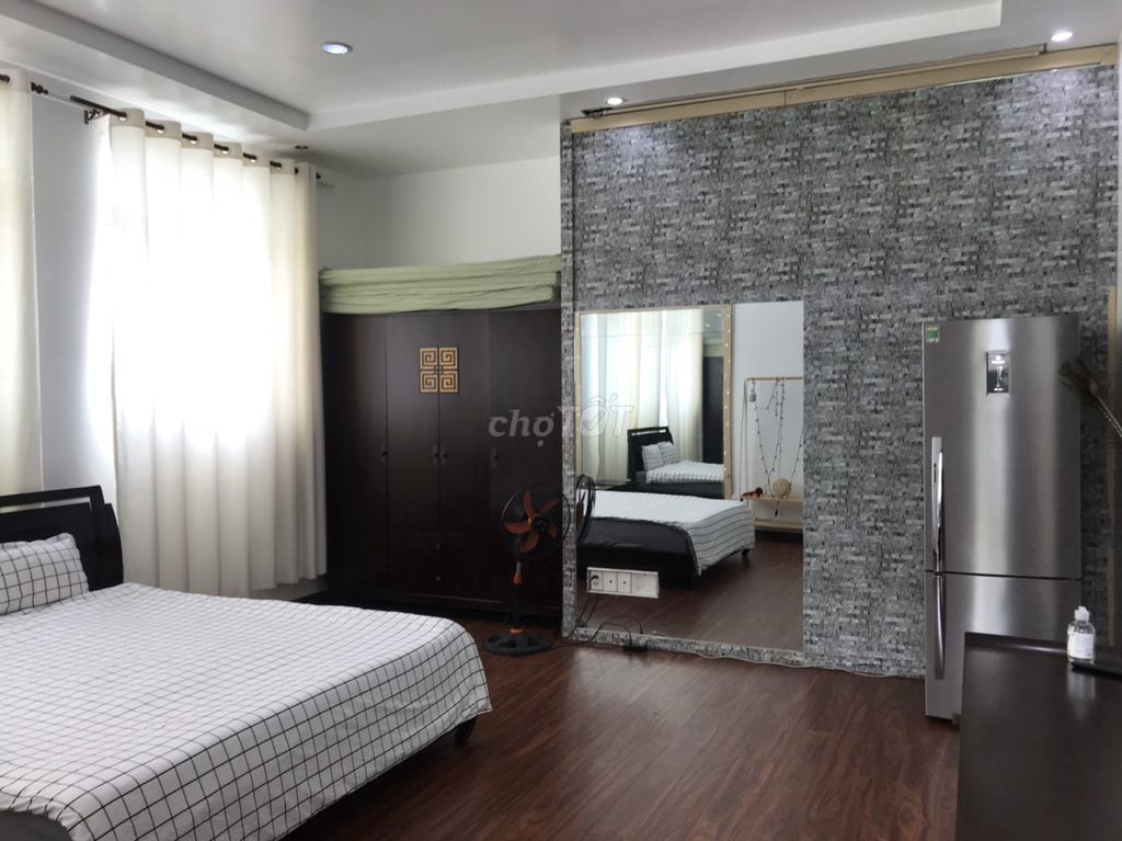 It's the owner of renting the 180 M2. (4 bedroom - 3 toilets) central plaza