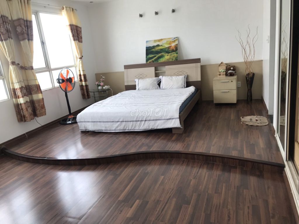 It's the owner of renting the 180 M2. (4 bedroom - 3 toilets) central plaza
