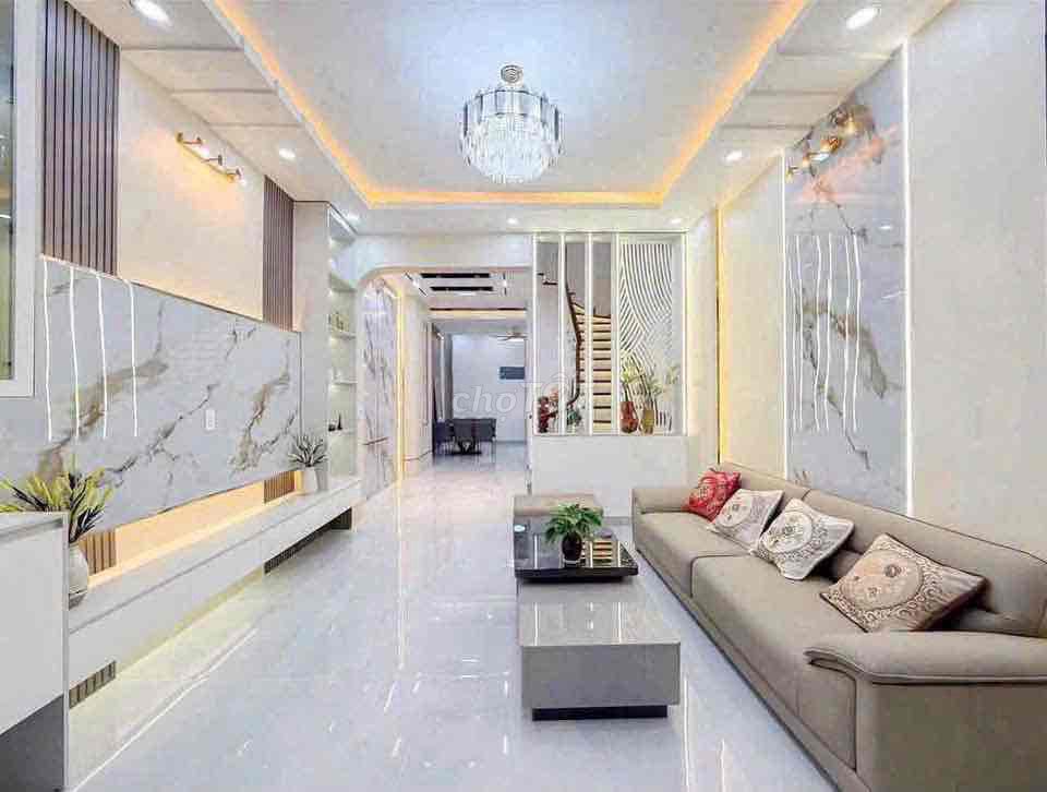 Dương Cát Lợi interior complete with a rich suit
