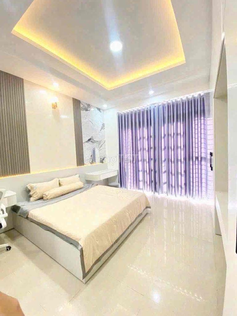 Dương Cát Lợi interior complete with a rich suit