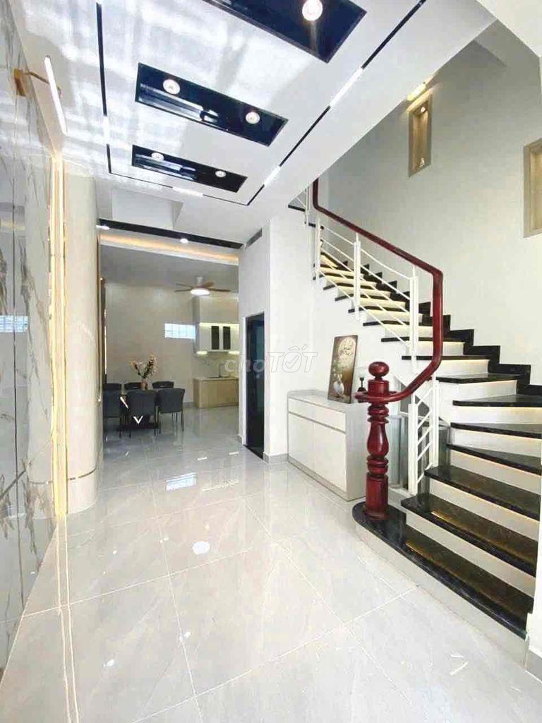 Dương Cát Lợi interior complete with a rich suit