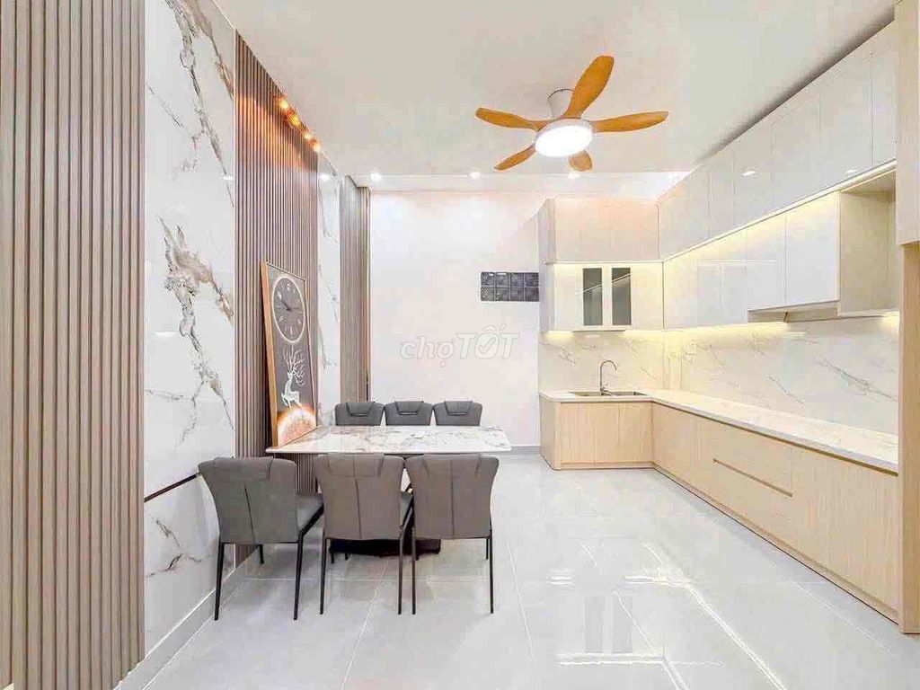 Dương Cát Lợi interior complete with a rich suit