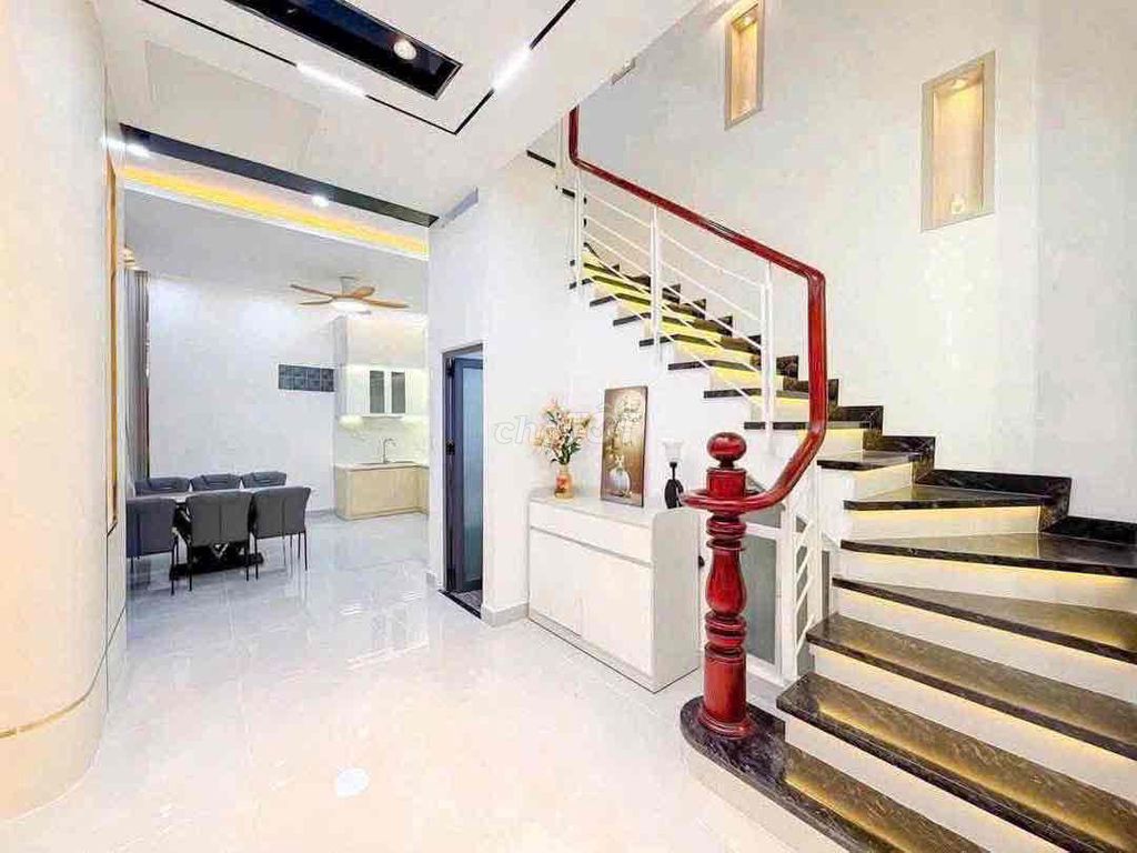 Dương Cát Lợi interior complete with a rich suit