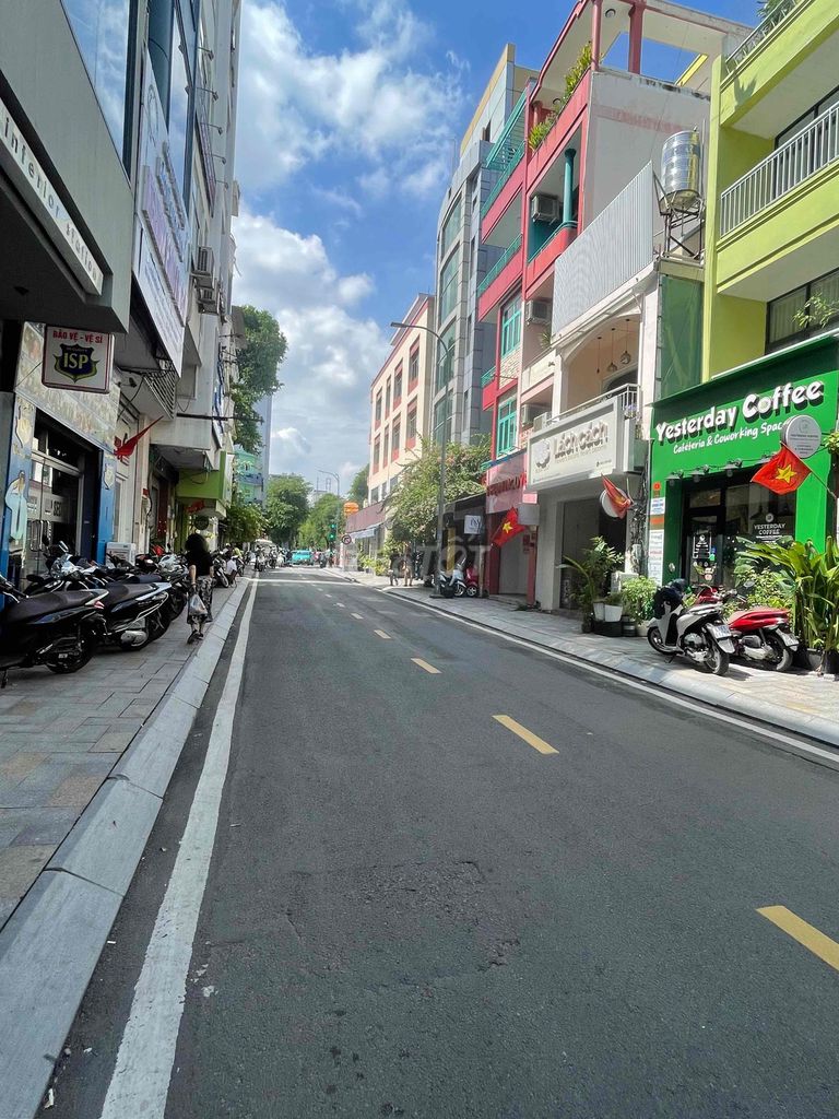 Rent 140 m. Nguyễn Văn Thủ, District 1.