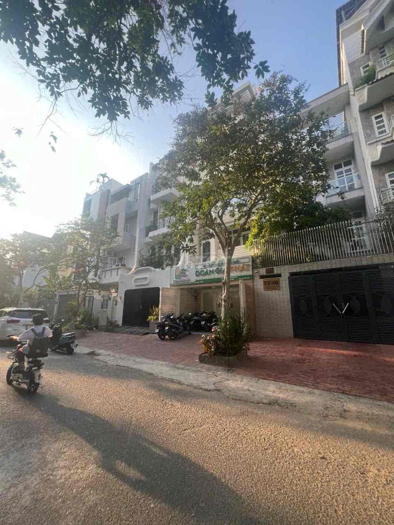 Let's rent 5 x 25 meters, 4 floor 7th floor Long Trần Trọng Cung, District 7