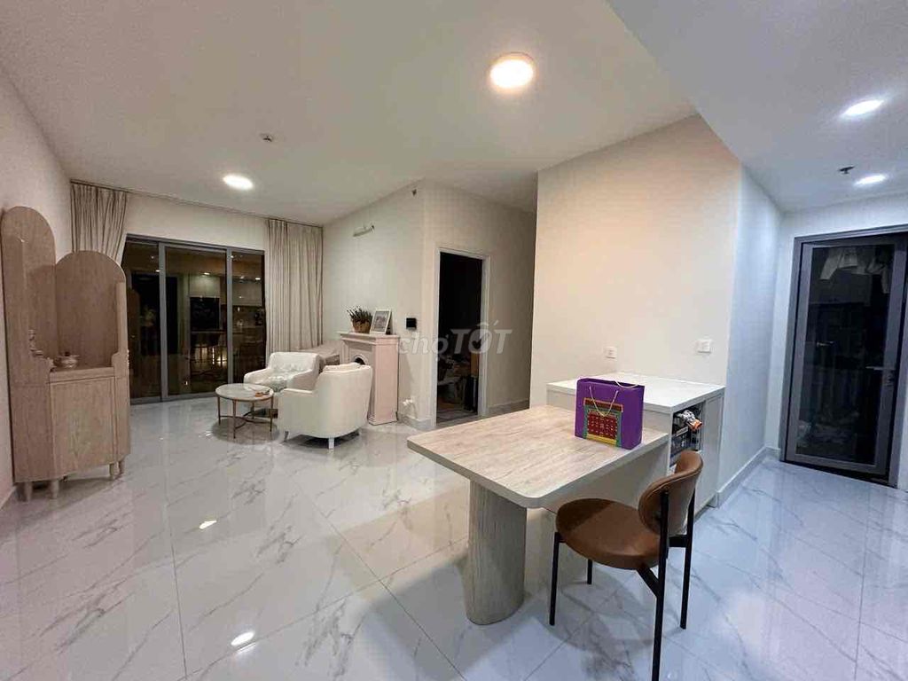 Pass a super bedroom in the apartment.