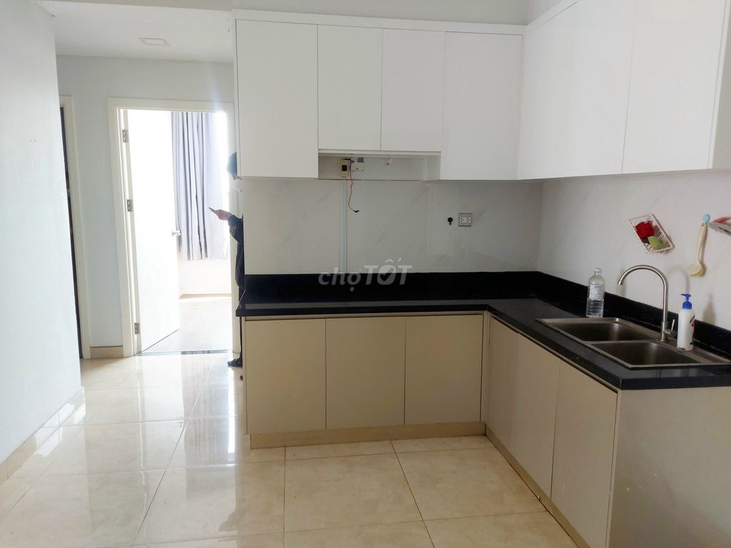 We're renting LuxGarden 3 empty bedrooms for 9 million and 500.