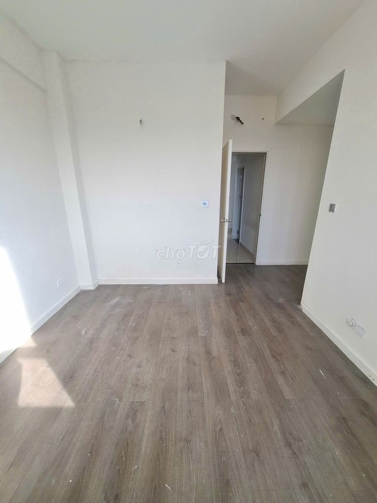We're renting LuxGarden 3 empty bedrooms for 9 million and 500.