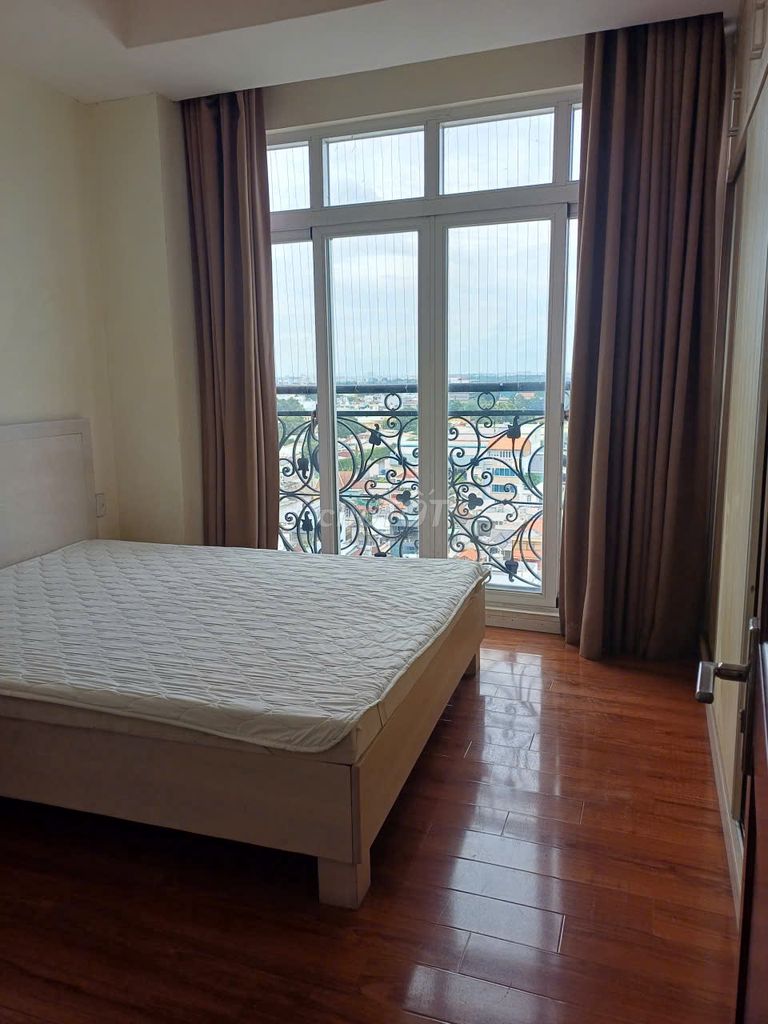 It's the owner who rents the terrorist one hundred and fifty, (4) the bedroom - three toilets) Cộng Hòa Plaza - 17 million.
