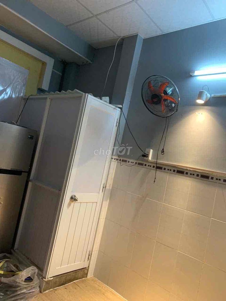 A cheap cash hotel for students.