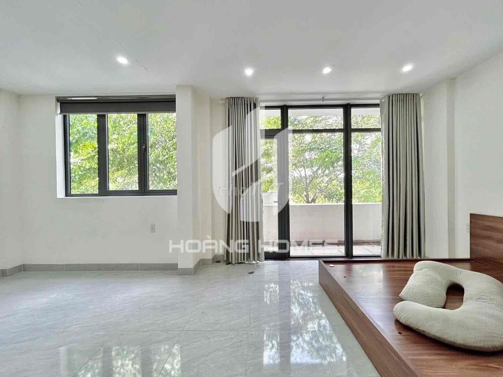 The 40-foot balcony studio is right in Cao Thắng District 3.