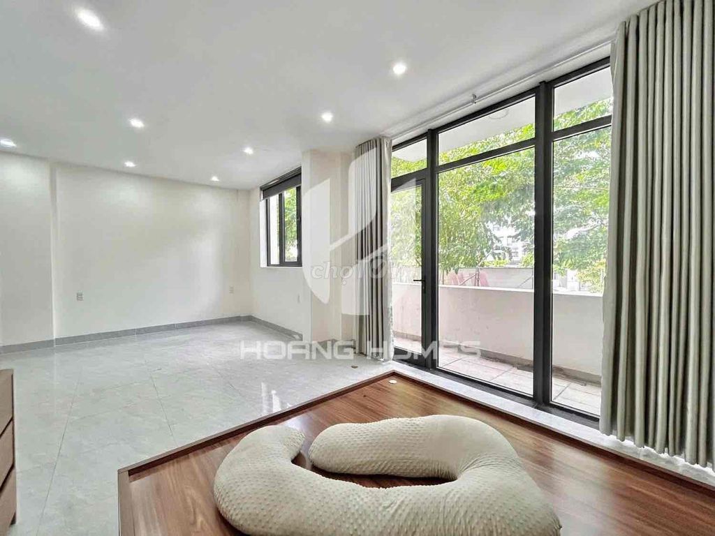 The 40-foot balcony studio is right in Cao Thắng District 3.
