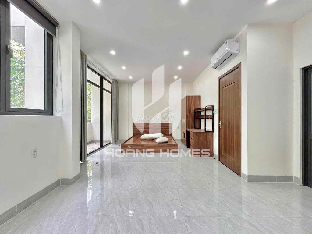 The 40-foot balcony studio is right in Cao Thắng District 3.